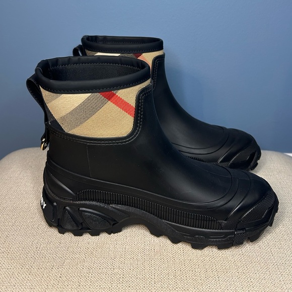 Burberry House Check Panel Rain Boots - Picture 5 of 9